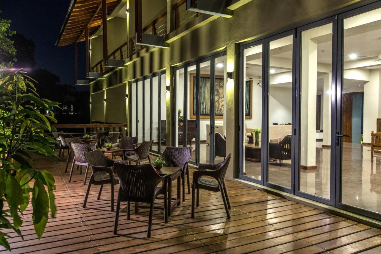 Hotel Earls Rajarata à Anurâdhapura Extérieur photo